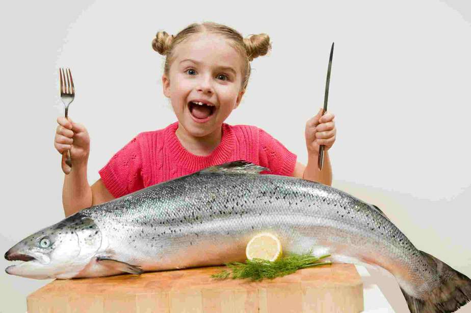 child-eat-fish
